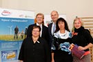 Vor dem Projekt-RollUp: Bürgermeisterin Monika Nestler, Dr. Jan Schröder, Ministerpräsident Dietmar Woidke, Projektleiterin Barbara Nitzsche, Müllermeisterin Karin Steinmeyer (von links)